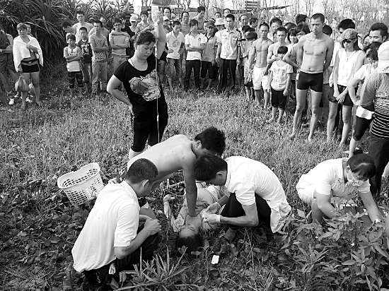 ��������2�r�S�������Sĳ����ɂ�Ů����婽��^(q��)��ɽ����߅��Ӿ�������Ů�������˾�����СŮ�������ϰ�����һŮ���Sĳ�����(j��ng)���t(y��)Ժ���ȟoЧ�������D���t(y��)��(w��)�ˆT�ں�����Ů���M�Г����� һ�� �z